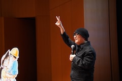 プレゼントコーナーで観客とじゃんけんをする青山剛昌