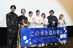 劇場アニメ「この本を盗む者は」ジャパンプレミアのフォトセッションの様子。左から土屋神葉、伊藤静、東山奈央、片岡凜、田牧そら、福岡大生監督、黒澤桂子